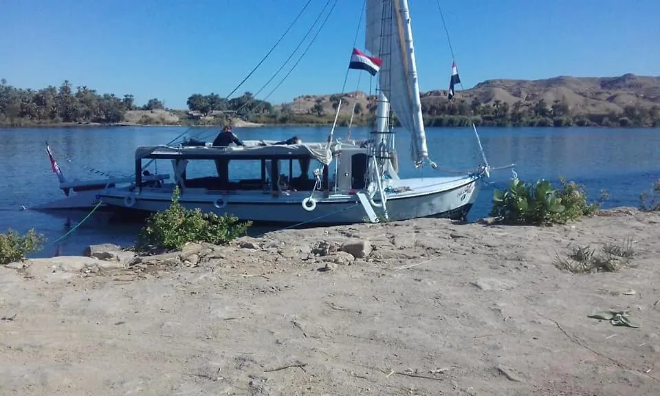 Botel Sailboat Hotel Luxor